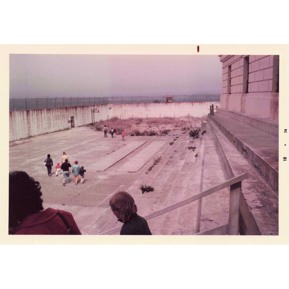 Vintage 1974 Alcatraz Island Exercise Yard Tourists Photo 3.5x5 - Picture 1 of 1